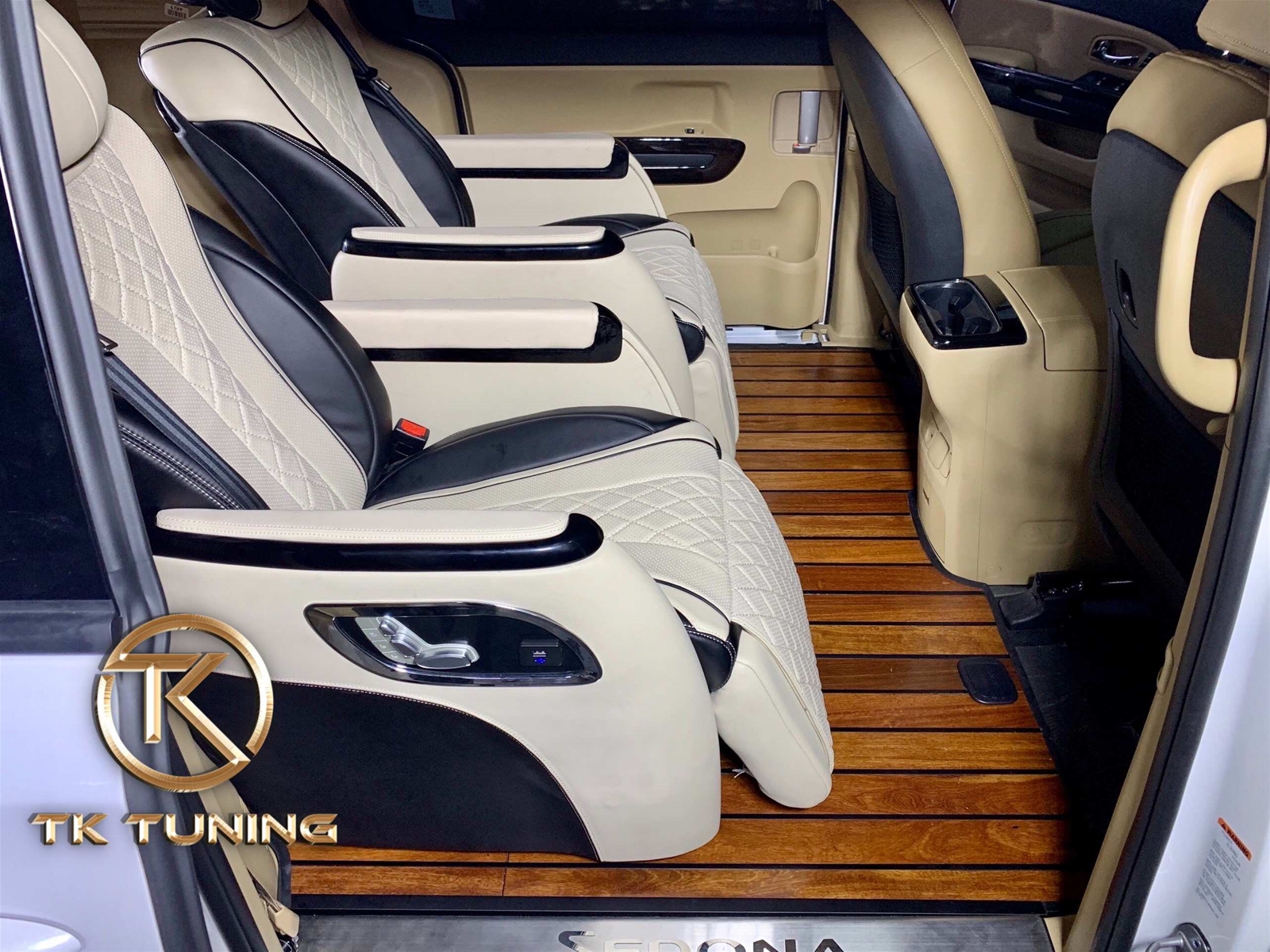 do ghe limousine cho xe o to tai quan 2